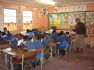 Phumla giving her learners instructions